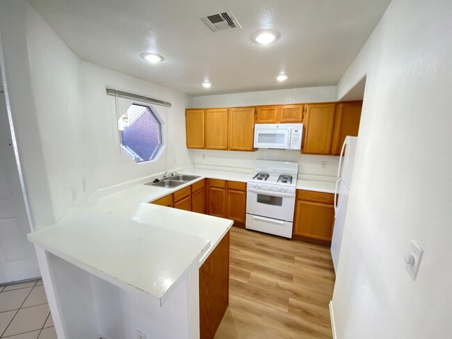 Foto del edificio - Charming 1 Bed/1Bath  2-Story Condo nestled in this Beautifully Gated Community in Spring Valley!