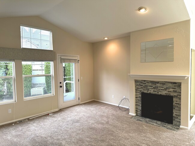 Foto del edificio - Elegant Gated Townhome with Main-Floor Primary Suite at Marina Pointe Kent