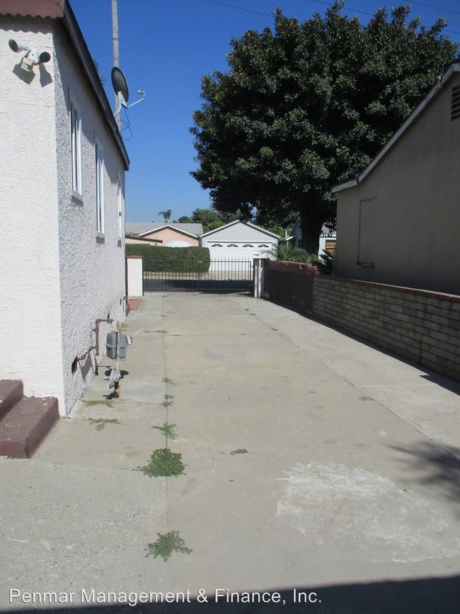 Building Photo - 9807 Redfern Ave