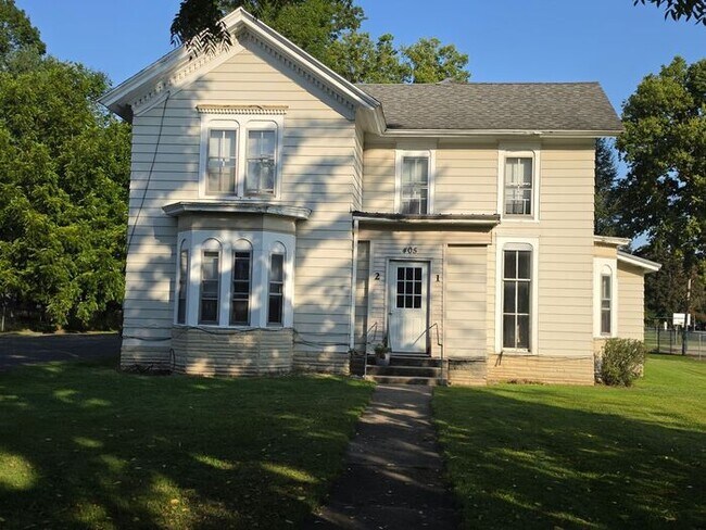 Building Photo - 2 Bed 1 Bath main floor Apartment in Berrien Springs