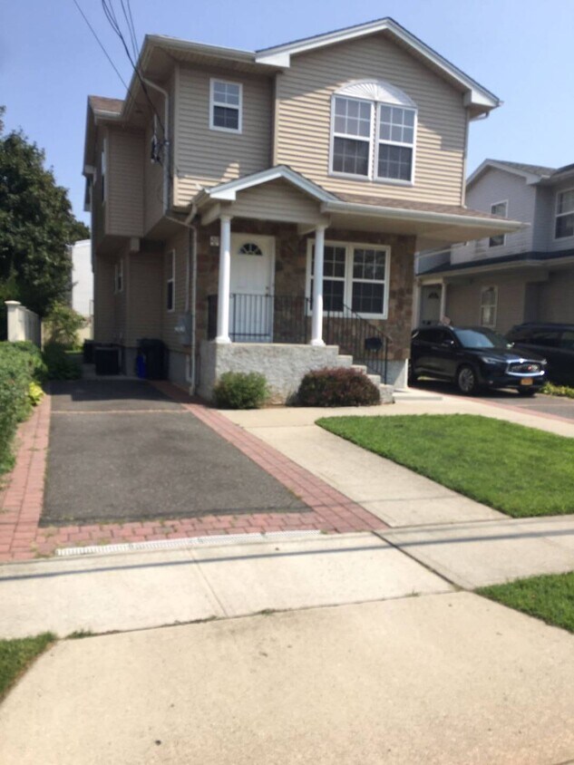 20 Edgewood Rd, Port Washington, NY 11050 House Rental in Port