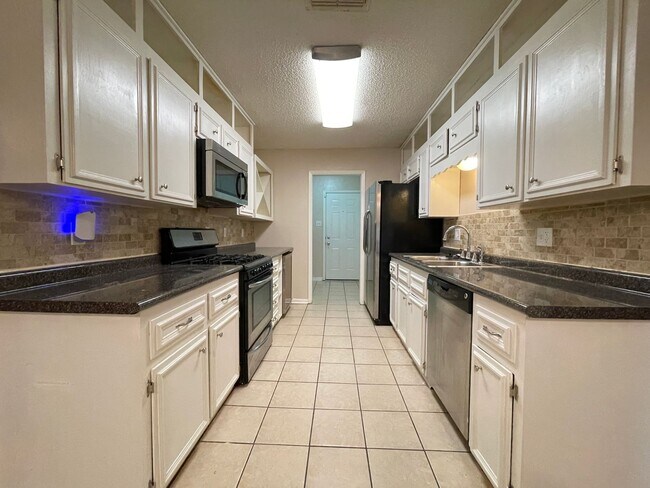 Building Photo - 1404 E Vardeman Ave