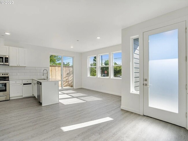 Building Photo - Montana Ave 6 Plex