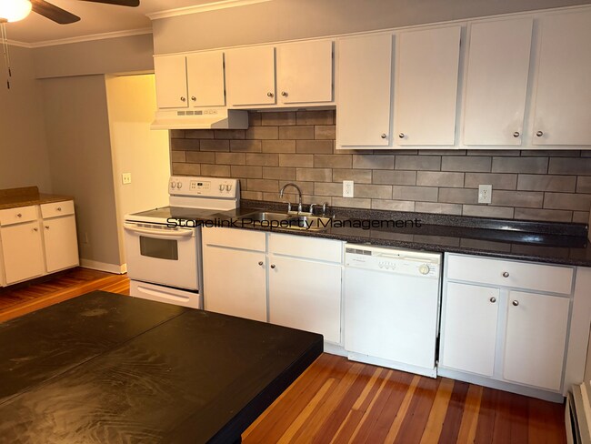 Building Photo - 687 Charles St