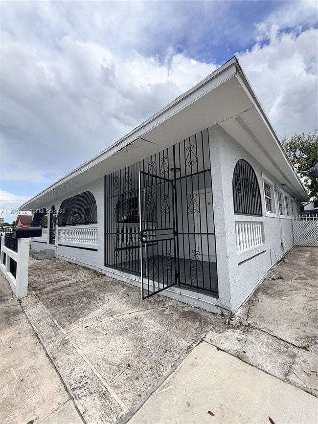 Foto del edificio - 2250 NW 103rd St