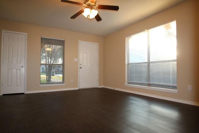 Foto del edificio - 8020-8022 Tanner