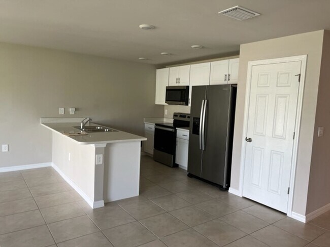 Building Photo - *Annual*  Beautiful 4 bedroom, 2 bath, 2 c...