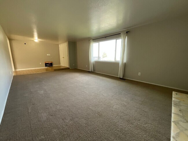 Foto del edificio - 5 bdrm 3 bth Home 2 Car Garage