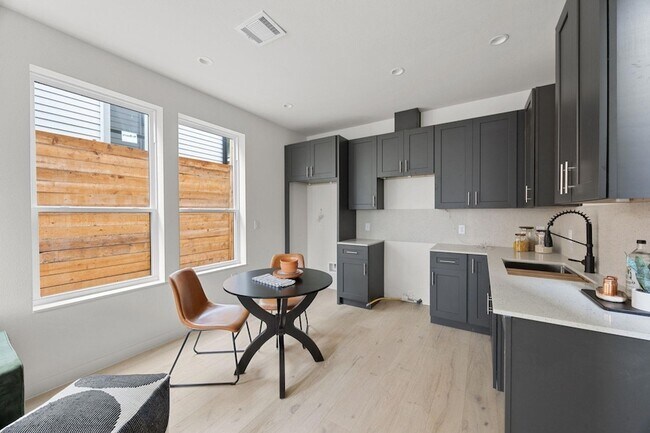 Foto del edificio - 1709 Maple Ave