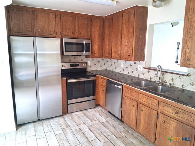 Foto del edificio - 130 Wind Ridge Dr