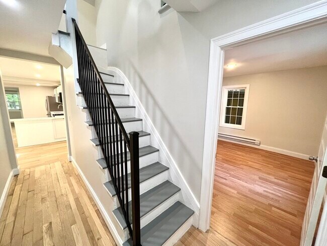 Building Photo - 6 La Grange Pl