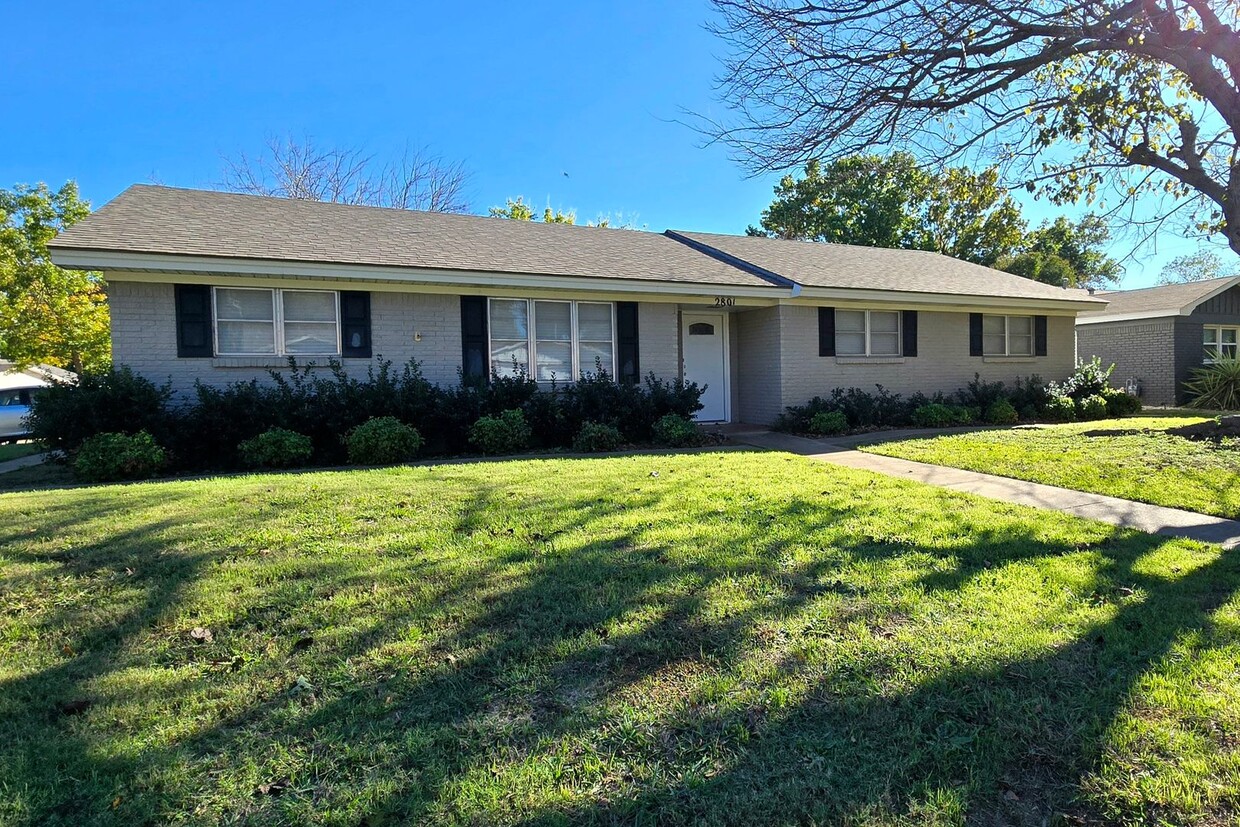 Primary Photo - Updated Ranch Style Home in Wedgewood!