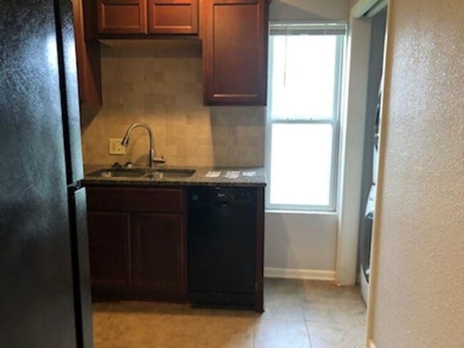 Building Photo - Affordable Duplex in Olathe-Showing NOW!!