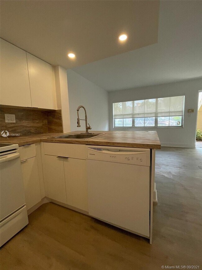 Foto del edificio - 8660 NW 6th Ln