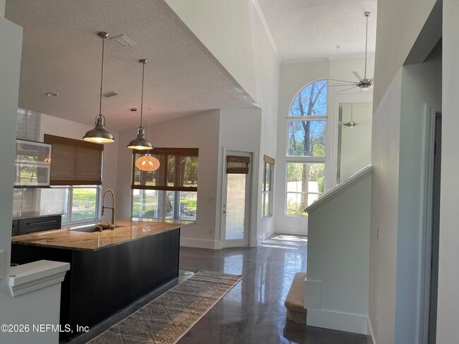 Building Photo - 3996 Richmond Park Dr E