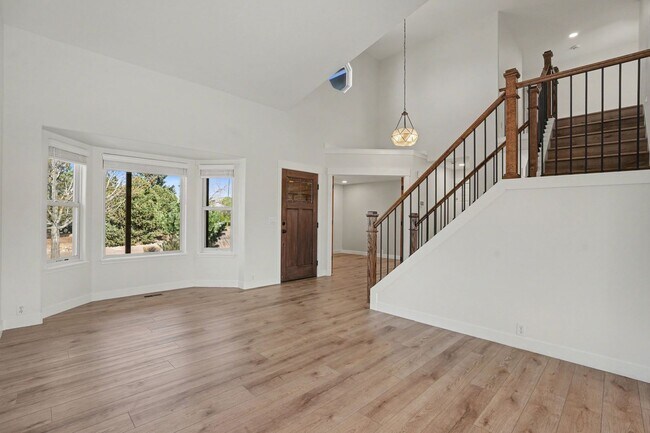 Foto del edificio - Backs to Open Space | Over 4,000 Sq Ft | Updated Kitchen + Solar