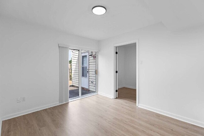 Building Photo - Renovated townhouse