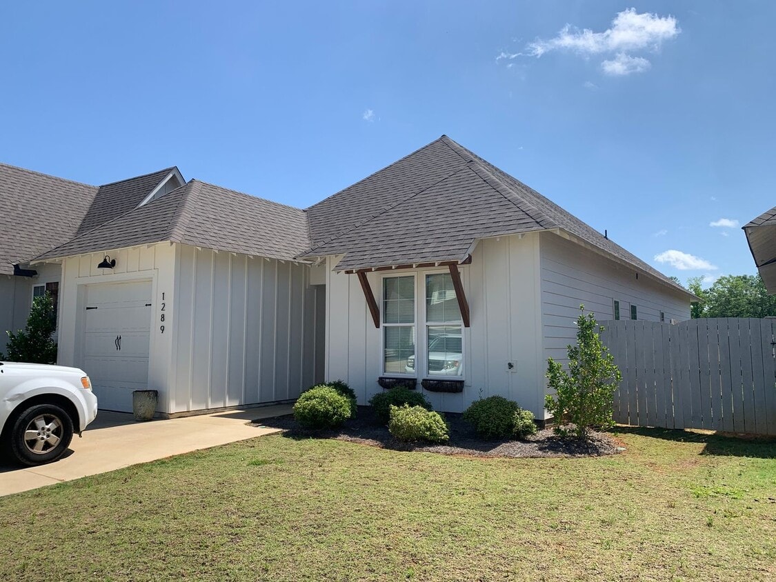 Building Photo - Fox Run Village