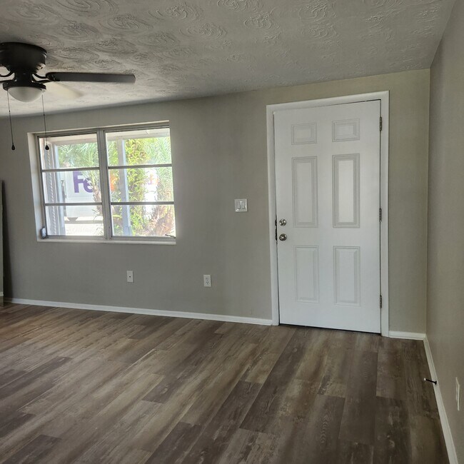 Building Photo - 3513 Hoover Dr