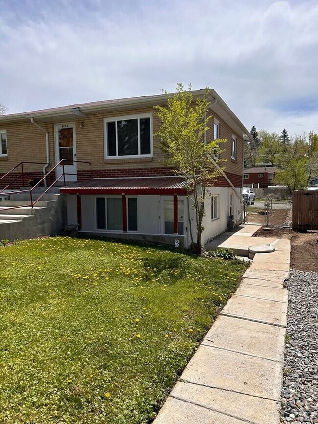 Building Photo - Easy Living in this 2 Bed / 1 Bath Apartment, 1 Block to Ore Cart & RTD.