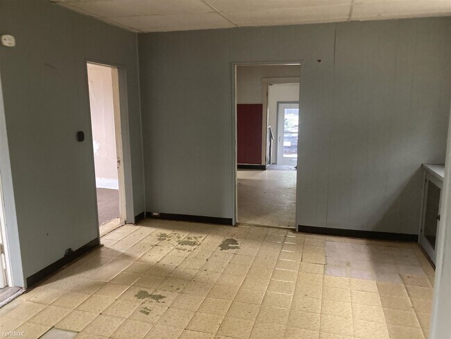 Building Photo - 3 br, 1 bath House - 1908 South Stanley St...