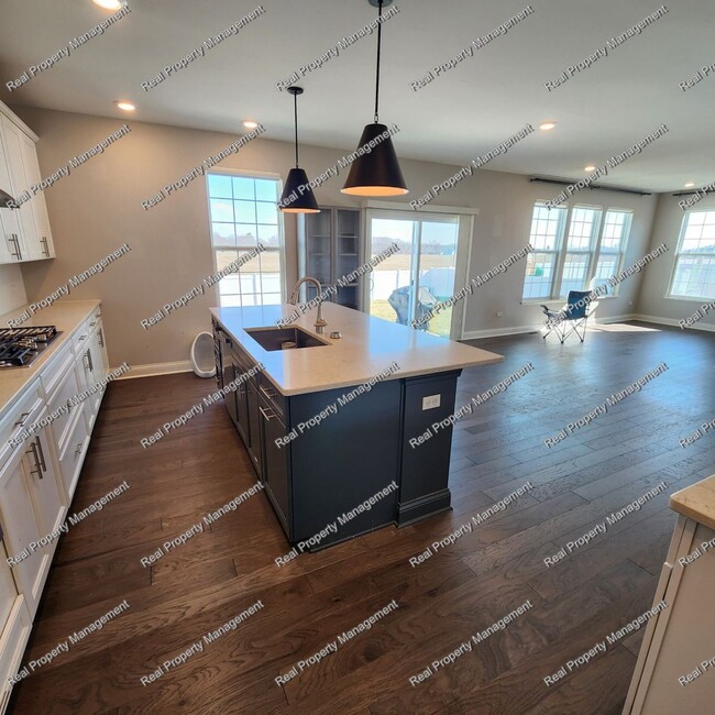 Foto del edificio - Gorgeous Cedar Lake 4 Bedroom Home