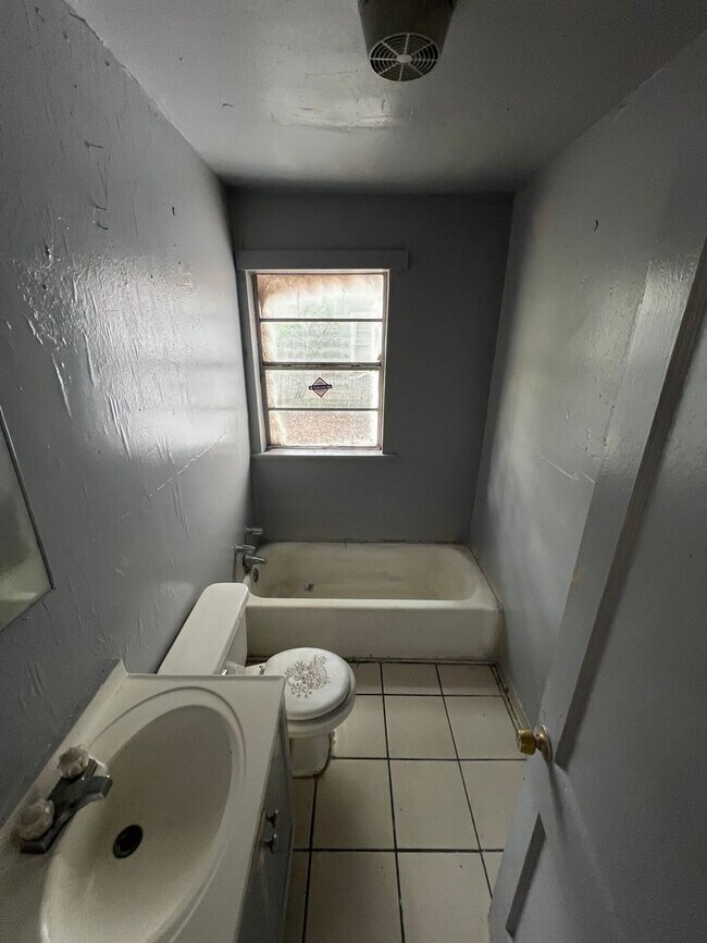 Building Photo - 3410 Clarke Blvd