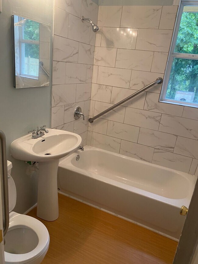 Foto del edificio - 2 bedroom, 1 bath single family cottage av...