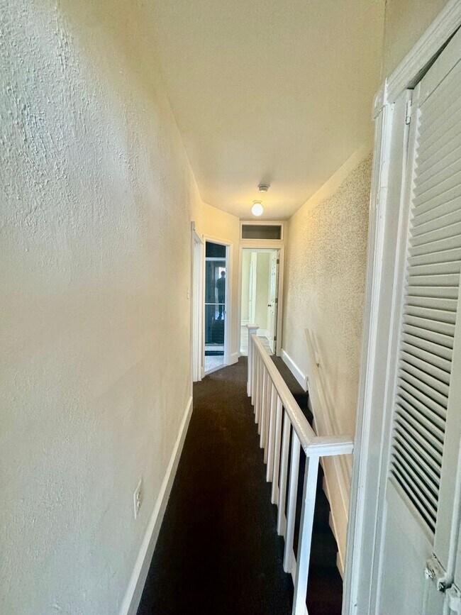 Building Photo - Grays Ferry 3 Bedroom - PHA Welcomed