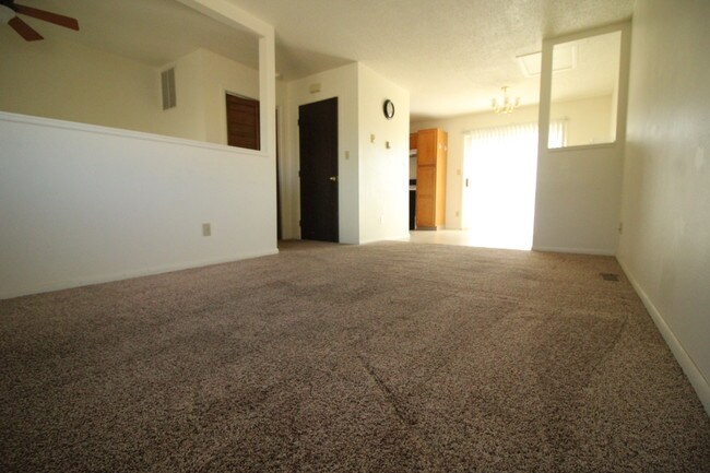 Living area - 1654 W Jefferson St