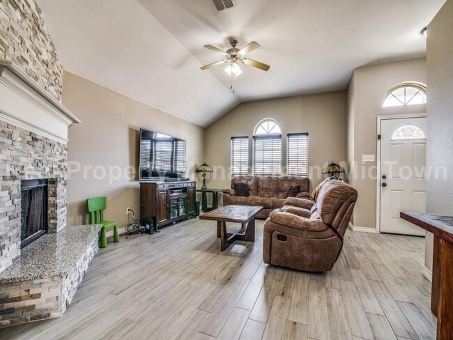 Building Photo - Stylishly Updated 3-Bedroom Home with Mode...