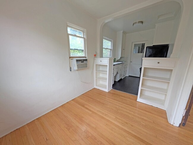 Building Photo - 826 Maltman Ave