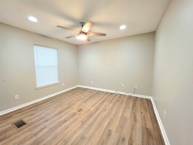 Foto del edificio - 208 Cemetery Rd