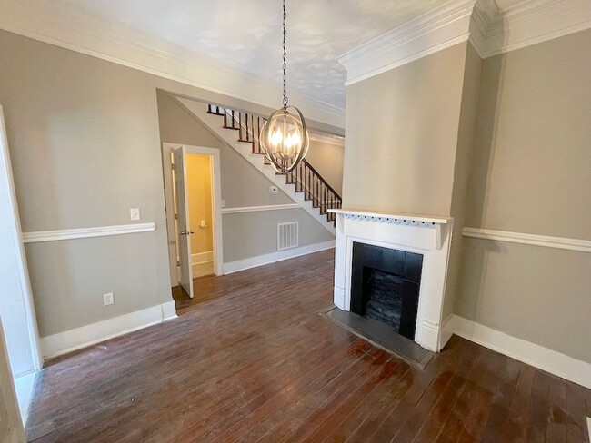 Building Photo - 2 BED | 1.5 BATH | VICTORIAN DISTRICT | PR...