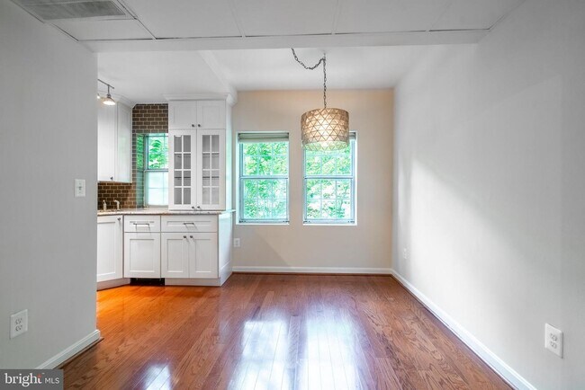 Building Photo - 1732 Queens Ln