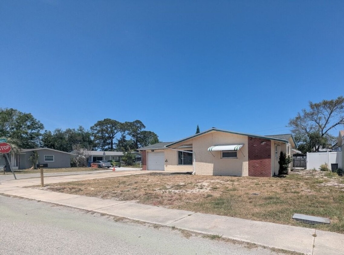 Foto principal - CORNER LOT 2/2 over 1246sf with NEW lvp fl...