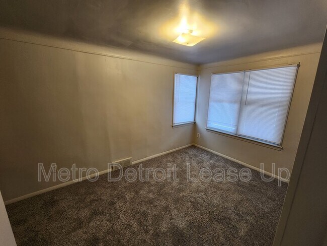 Foto del edificio - 12000 Plainview Ave