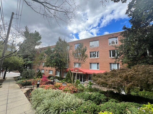 Building Photo - One Month Free Rent – Lovely 1 BR/1 BA Low...