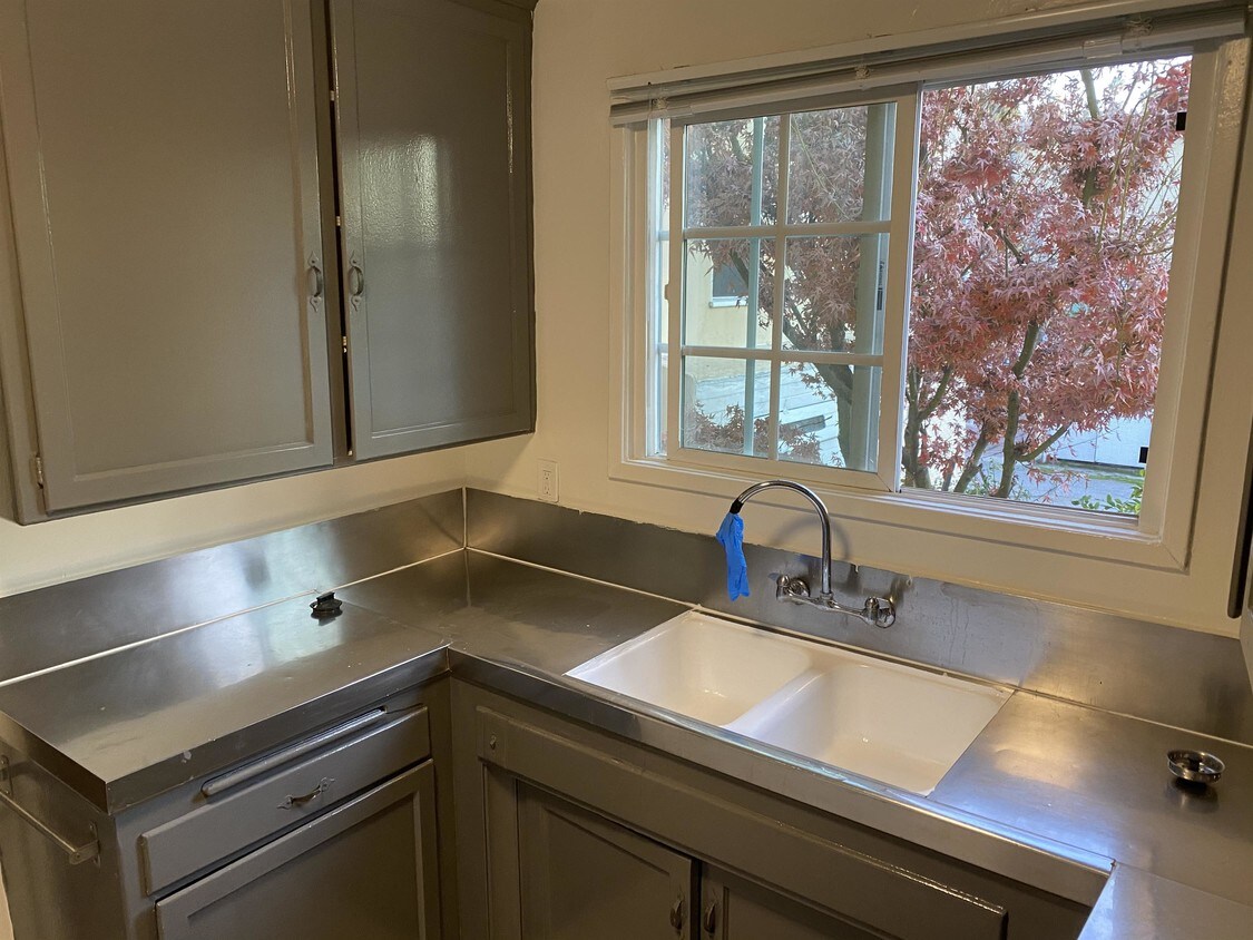 2300 Silver Lake Blvd Unit 2453A, Los Angeles, CA 90039 Room for