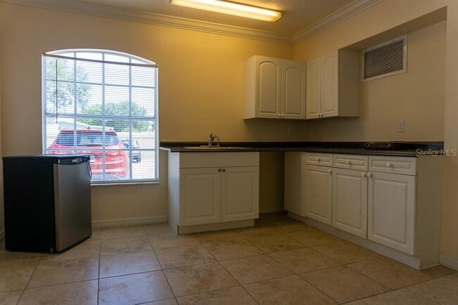 Building Photo - 2204 Fan Palm Dr