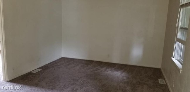 Building Photo - 1 br, 1 bath Apartment - 213 Elm St