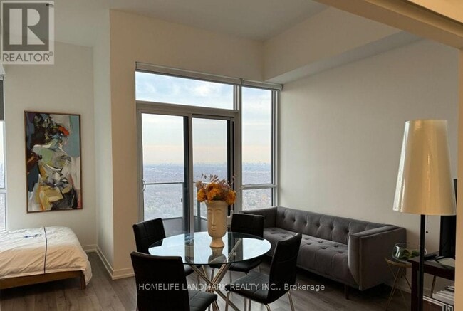 Photo du bâtiment - 395 Bloor St E