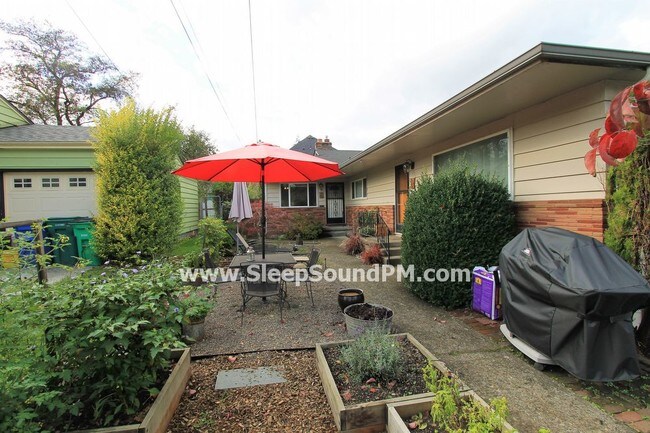 Building Photo - 6235 NE 18th Ave