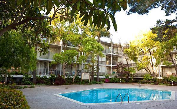 Piscina - Two Clark Drive Apartments