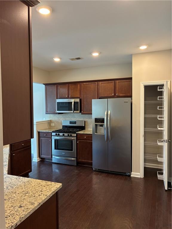 Foto del edificio - 1335 Hampton Oaks Dr