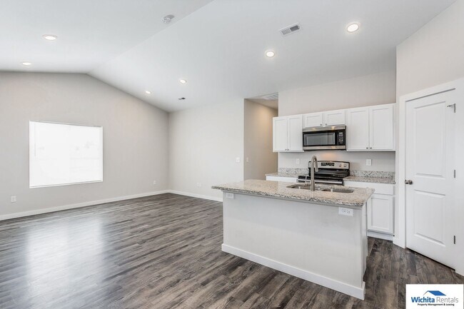 Building Photo - ****$500 off first months rent at move in*...