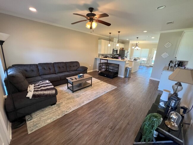 Building Photo - 3 Bedroom 2 Bath home located in Lakeside ...