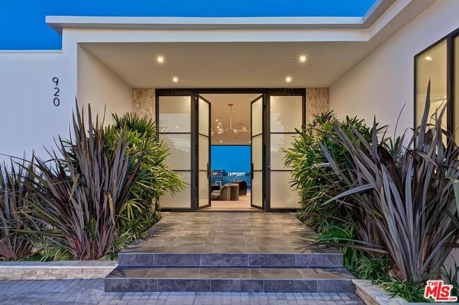 Building Photo - 920 Linda Flora Dr