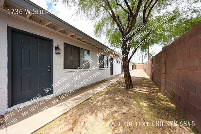 Photo - 1736 W Sherman St-B House