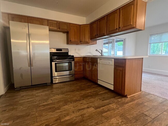 Building Photo - 3 br, 1.5 bath House - 29032 Rayburn St
